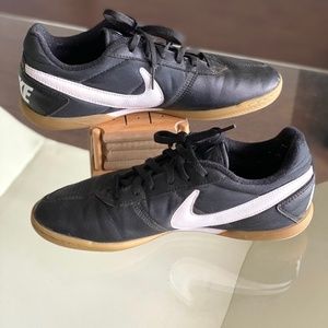 Nike Davinho indoor soccer shoe- leather- US 7 women’s/ 5.5 mens